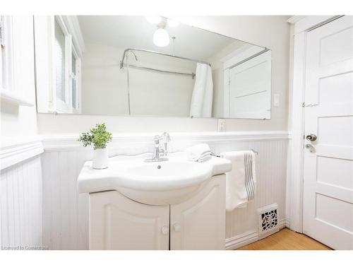 142 Bold Street, Hamilton, ON - Indoor Photo Showing Bathroom