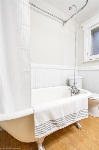 142 Bold Street, Hamilton, ON - Indoor Photo Showing Bathroom