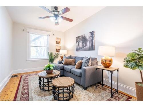 142 Bold Street, Hamilton, ON - Indoor Photo Showing Living Room