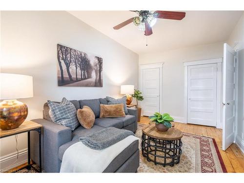 142 Bold Street, Hamilton, ON - Indoor Photo Showing Living Room