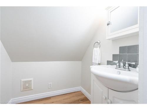 142 Bold Street, Hamilton, ON - Indoor Photo Showing Bathroom