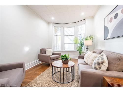 142 Bold Street, Hamilton, ON - Indoor Photo Showing Living Room