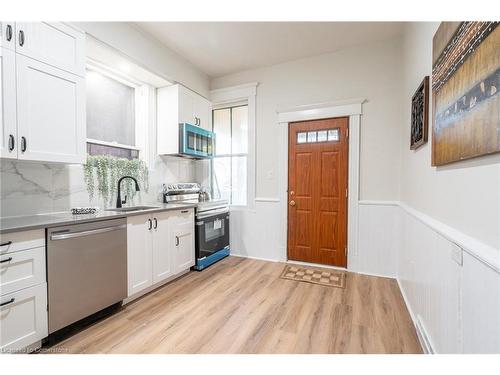 142 Bold Street, Hamilton, ON - Indoor Photo Showing Kitchen With Upgraded Kitchen