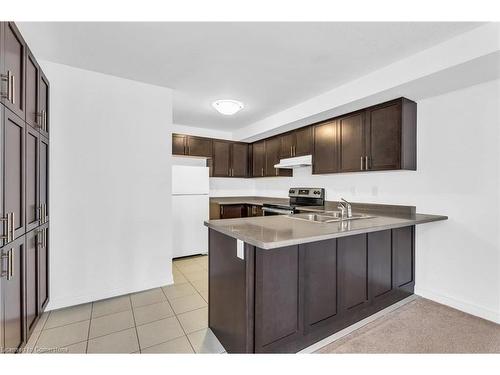 28-420 Linden Street, Cambridge, ON - Indoor Photo Showing Kitchen With Double Sink