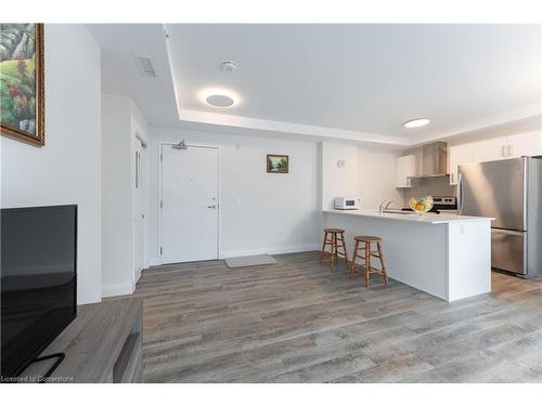 322-1 Redfern Avenue, Hamilton, ON - Indoor Photo Showing Kitchen