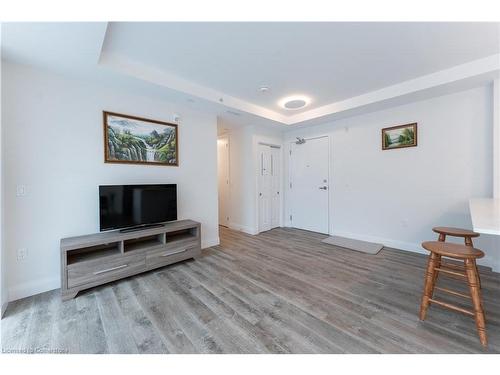 322-1 Redfern Avenue, Hamilton, ON - Indoor Photo Showing Living Room