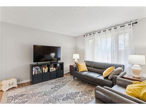 1010 Well Street, Wilberforce, ON - Indoor Photo Showing Living Room