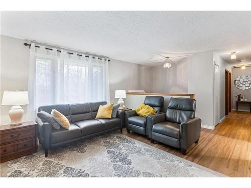 1010 Well Street, Wilberforce, ON - Indoor Photo Showing Living Room