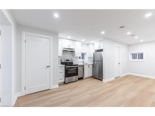 3-118 Burrwood Drive, Hamilton, ON - Indoor Photo Showing Kitchen