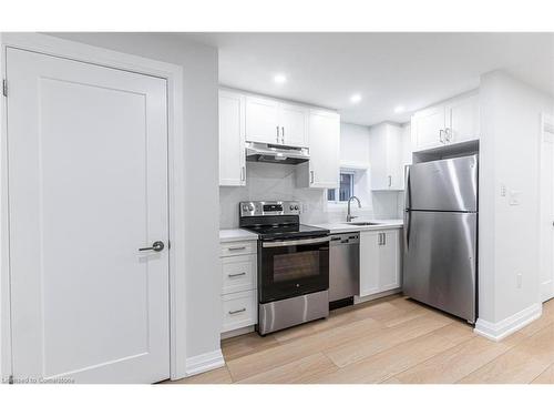 3-118 Burrwood Drive, Hamilton, ON - Indoor Photo Showing Kitchen