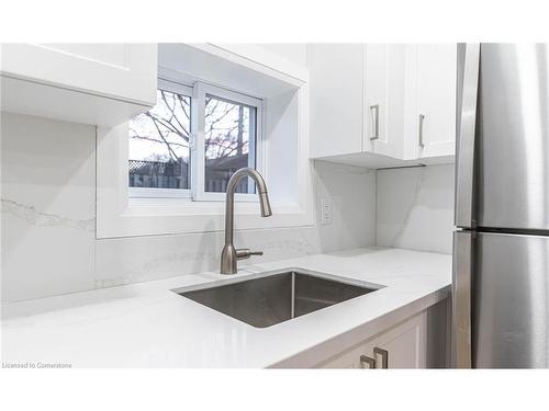 3-118 Burrwood Drive, Hamilton, ON - Indoor Photo Showing Kitchen