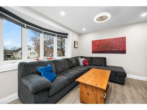 678 Brighton Avenue, Hamilton, ON - Indoor Photo Showing Living Room