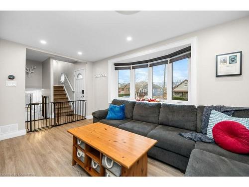 678 Brighton Avenue, Hamilton, ON - Indoor Photo Showing Living Room