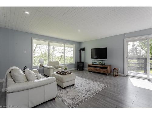 1119 8Th Concession Road W, Puslinch, ON - Indoor Photo Showing Living Room