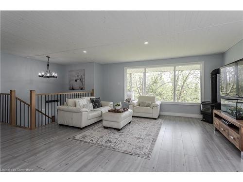 1119 8Th Concession Road W, Puslinch, ON - Indoor Photo Showing Living Room