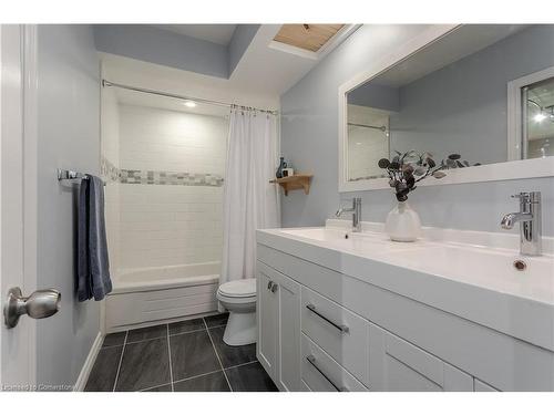 1119 8Th Concession Road W, Puslinch, ON - Indoor Photo Showing Bathroom