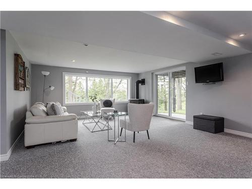 1119 8Th Concession Road W, Puslinch, ON - Indoor Photo Showing Living Room