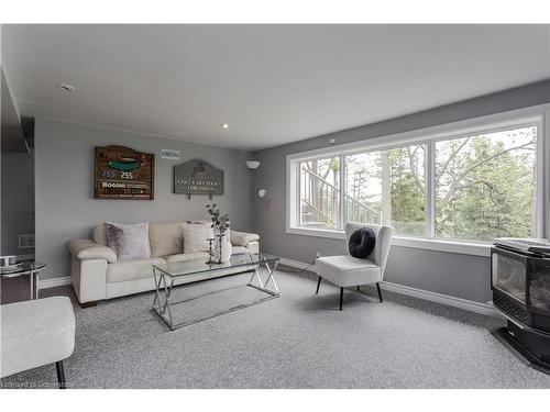 1119 8Th Concession Road W, Puslinch, ON - Indoor Photo Showing Living Room