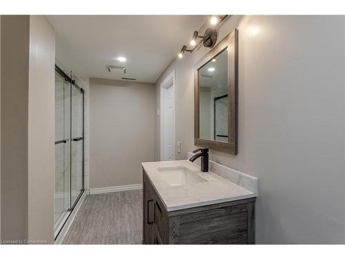 1119 8Th Concession Road W, Puslinch, ON - Indoor Photo Showing Bathroom