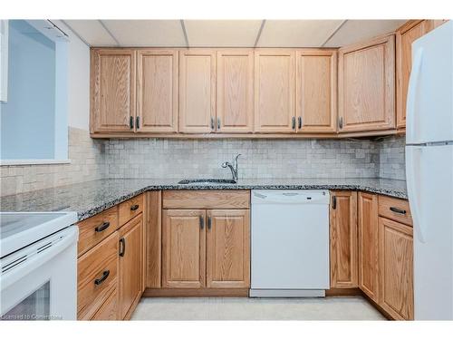 503-5090 Pinedale Avenue, Burlington, ON - Indoor Photo Showing Kitchen