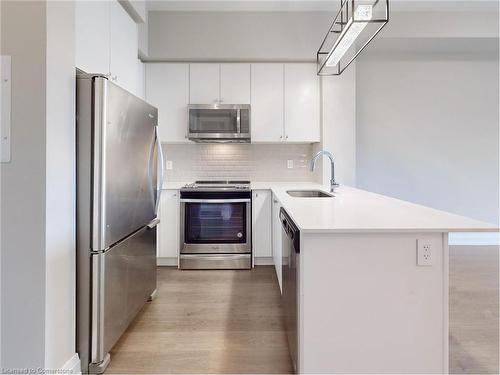 416-555 William Graham Drive Drive, Aurora, ON - Indoor Photo Showing Kitchen With Upgraded Kitchen