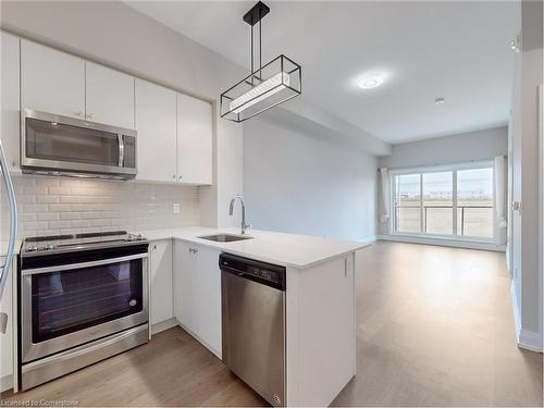 416-555 William Graham Drive Drive, Aurora, ON - Indoor Photo Showing Kitchen With Upgraded Kitchen