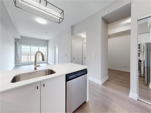 416-555 William Graham Drive Drive, Aurora, ON - Indoor Photo Showing Kitchen