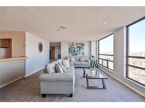 701-222 Jackson Street W, Hamilton, ON - Indoor Photo Showing Living Room