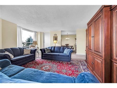 701-222 Jackson Street W, Hamilton, ON - Indoor Photo Showing Living Room