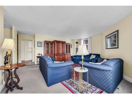 701-222 Jackson Street W, Hamilton, ON - Indoor Photo Showing Living Room