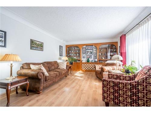 15 Colbeck Drive, Welland, ON - Indoor Photo Showing Living Room