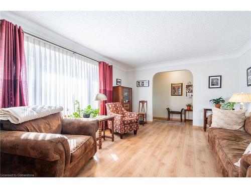 15 Colbeck Drive, Welland, ON - Indoor Photo Showing Living Room