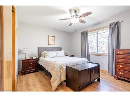 15 Colbeck Drive, Welland, ON - Indoor Photo Showing Bedroom