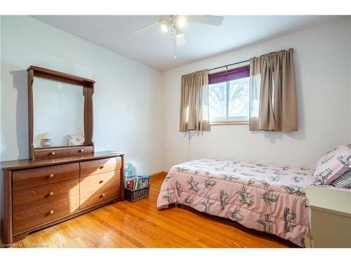 15 Colbeck Drive, Welland, ON - Indoor Photo Showing Bedroom