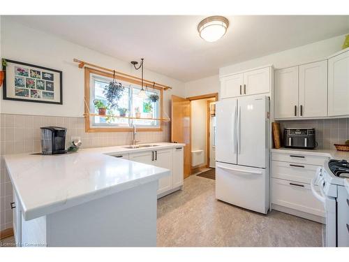 15 Colbeck Drive, Welland, ON - Indoor Photo Showing Kitchen