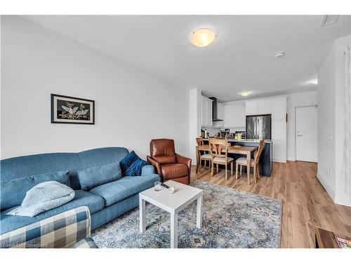 403-1 Redfern Avenue, Hamilton, ON - Indoor Photo Showing Living Room