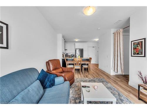 403-1 Redfern Avenue, Hamilton, ON - Indoor Photo Showing Living Room