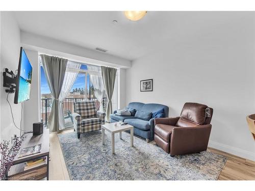 403-1 Redfern Avenue, Hamilton, ON - Indoor Photo Showing Living Room