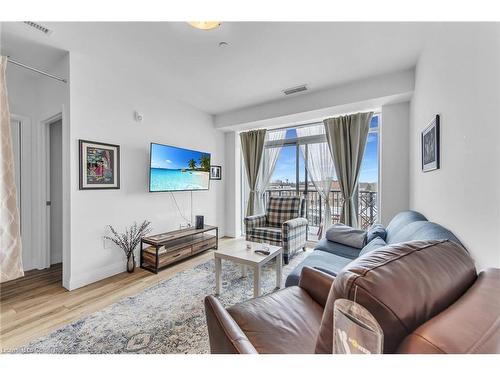 403-1 Redfern Avenue, Hamilton, ON - Indoor Photo Showing Living Room