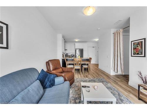 403-1 Redfern Avenue, Hamilton, ON - Indoor Photo Showing Living Room