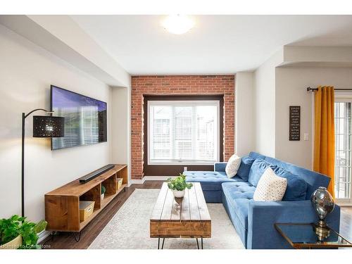 57-377 Glancaster Road, Ancaster, ON - Indoor Photo Showing Living Room