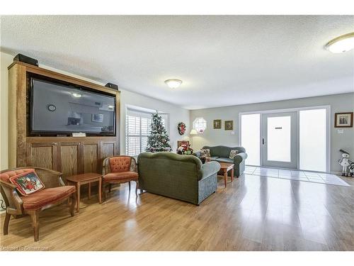 A402-216 Plains Road W, Burlington, ON - Indoor Photo Showing Living Room