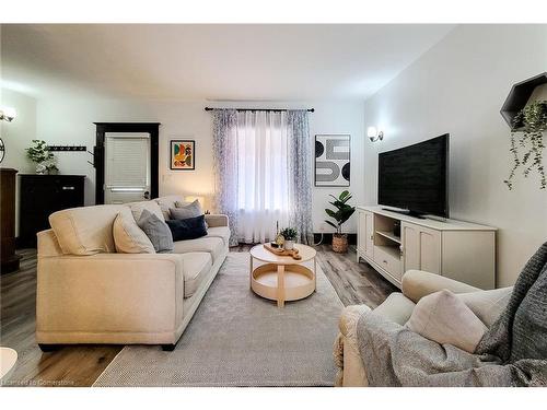 67 Tragina Avenue S, Hamilton, ON - Indoor Photo Showing Living Room