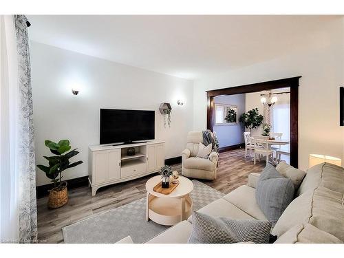 67 Tragina Avenue S, Hamilton, ON - Indoor Photo Showing Living Room