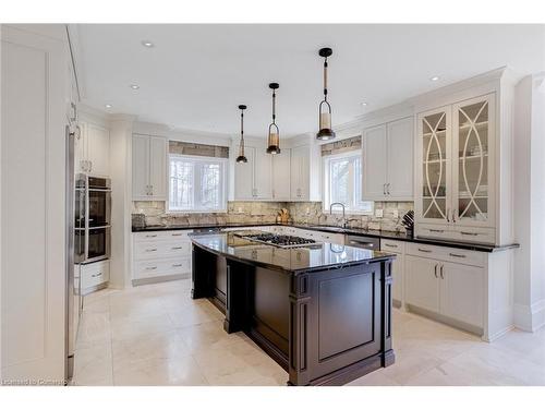 18 Elder Crescent, Ancaster, ON - Indoor Photo Showing Kitchen With Upgraded Kitchen