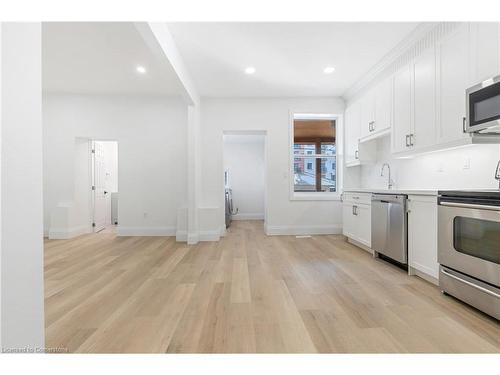 15 Arthur Street N, Hamilton, ON - Indoor Photo Showing Kitchen