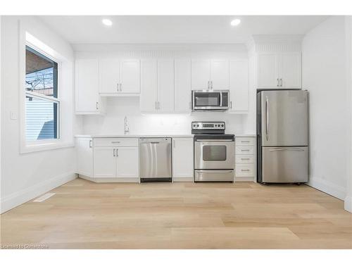 15 Arthur Street N, Hamilton, ON - Indoor Photo Showing Kitchen