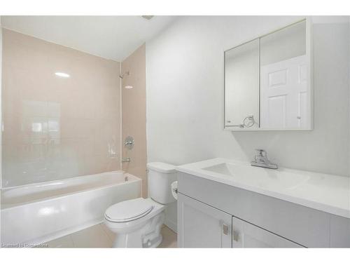 15 Arthur Street N, Hamilton, ON - Indoor Photo Showing Bathroom