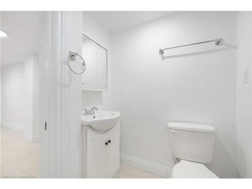 15 Arthur Street N, Hamilton, ON - Indoor Photo Showing Bathroom