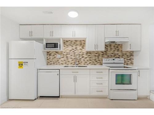 15 Arthur Street N, Hamilton, ON - Indoor Photo Showing Kitchen